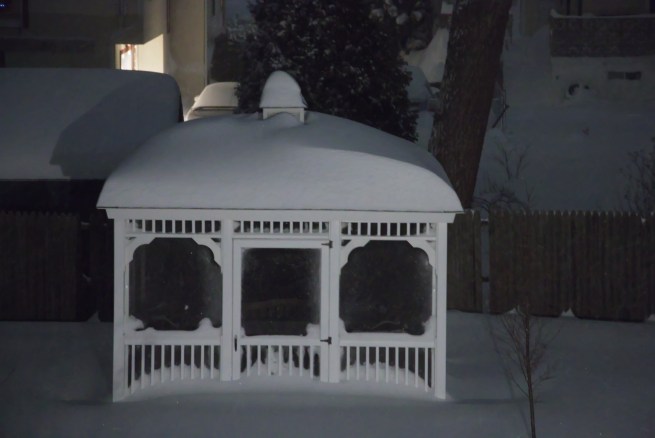Snow laden gazebo 2016-01-23 19.28.47.jpg